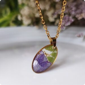 Naszyjnik z paprocią i fioletowymi płatkami