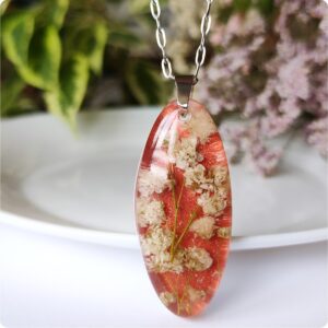 Naszyjnik z gipsówką na połyskującym tle