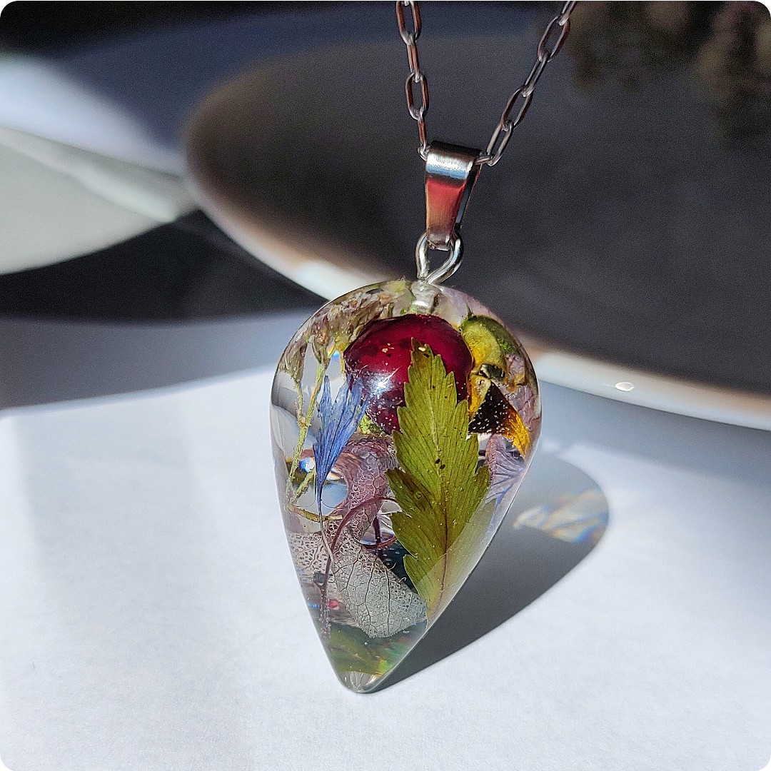 Naszyjnik wahadełko z kwiatami - obrazek 2