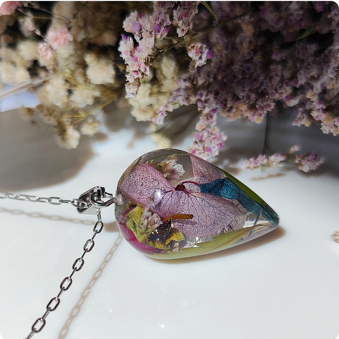 Naszyjnik wahadełko z kwiatami