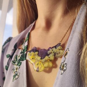 Naszyjnik z bratkami