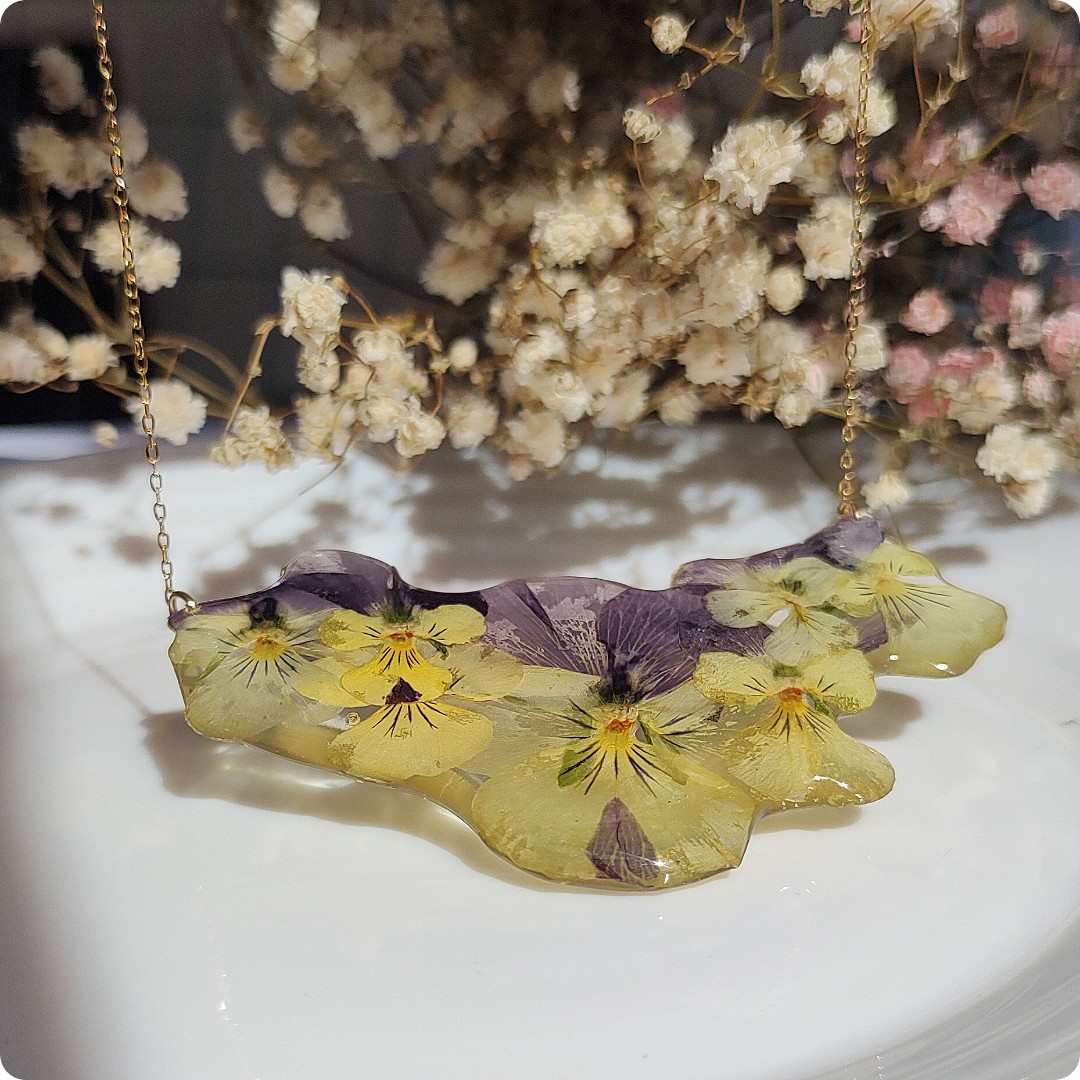 Naszyjnik z bratkami - obrazek 3