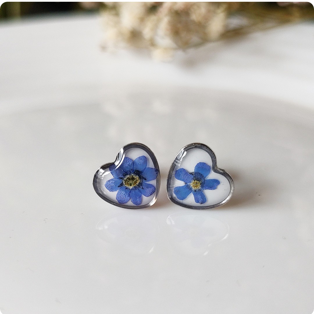 Kolczyki sztyfty serca z niezapominajkami
