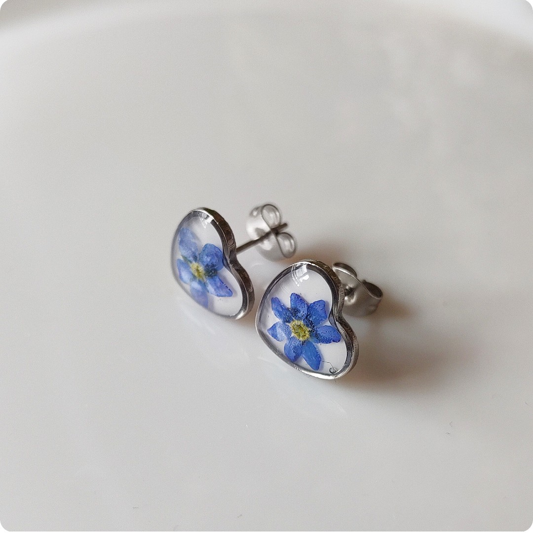 Kolczyki sztyfty serca z niezapominajkami - obrazek 2