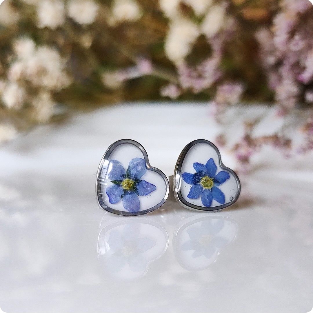 Kolczyki sztyfty serca z niezapominajkami - obrazek 3