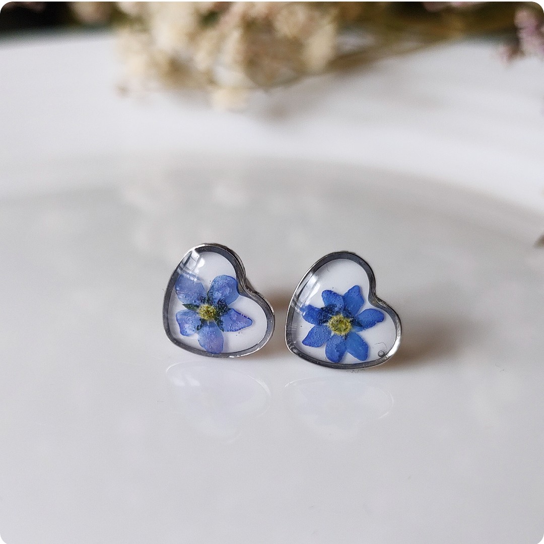 Kolczyki sztyfty serca z niezapominajkami - obrazek 4