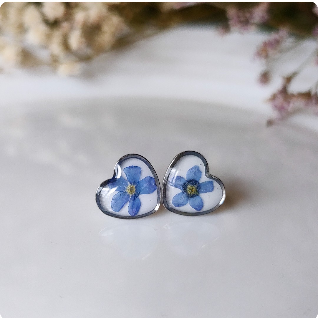 Kolczyki sztyfty serca z niezapominajkami - obrazek 5