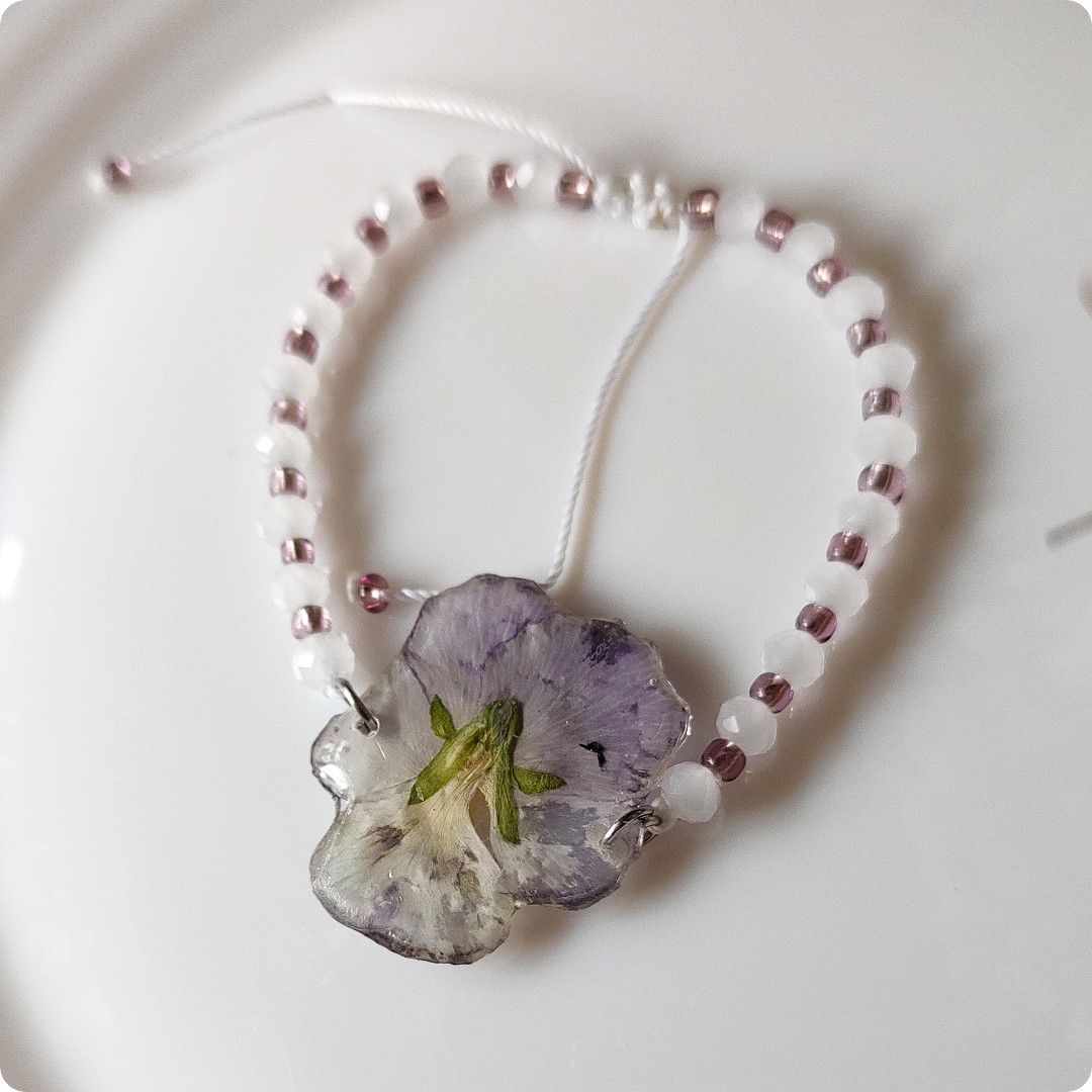 Regulowana bransoletka z bratkiem - obrazek 3