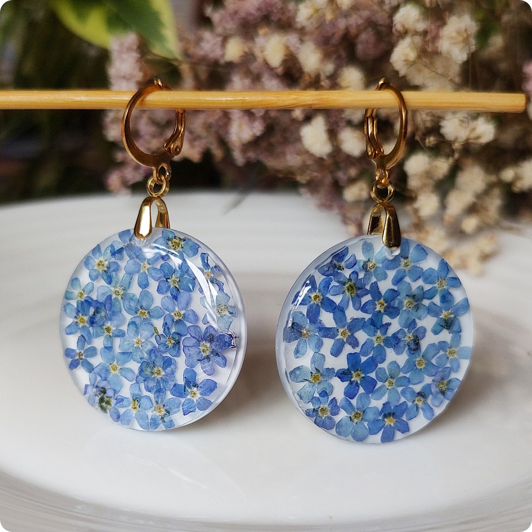Okrągłe kolczyki z niezapominajkami - obrazek 2