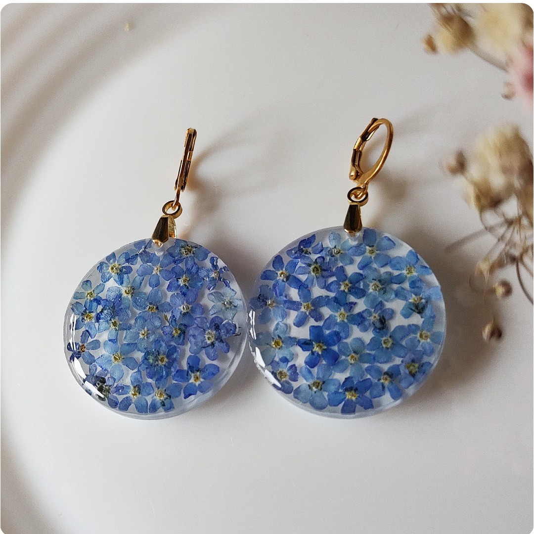Okrągłe kolczyki z niezapominajkami - obrazek 3
