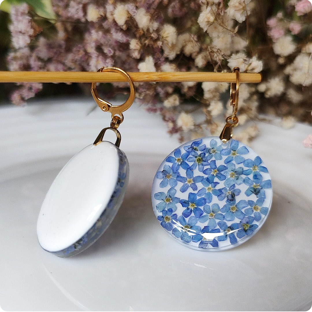 Okrągłe kolczyki z niezapominajkami