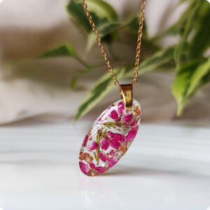 Naszyjnik z wrzosami i płatkami złota