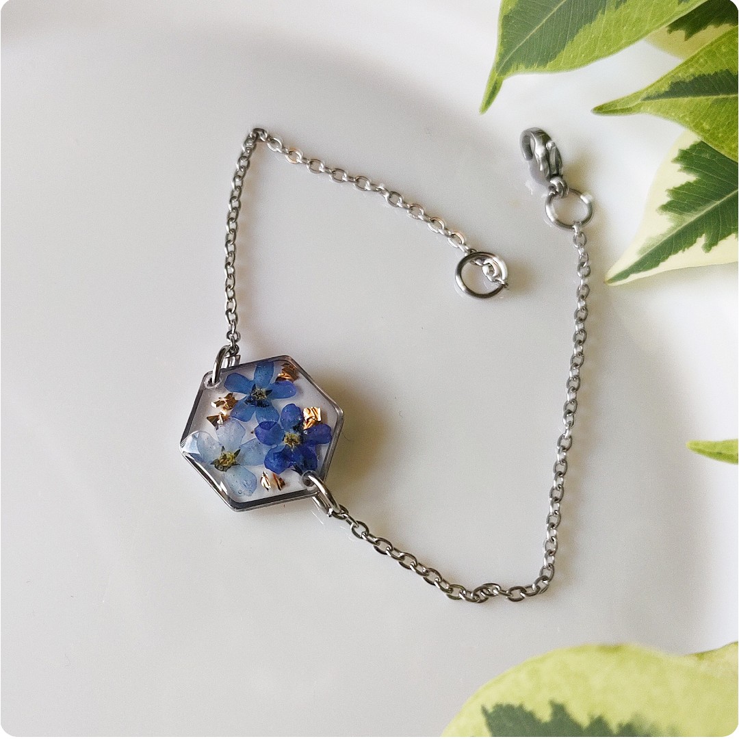 Bransoletka heksagon z niezapominajkami - obrazek 3