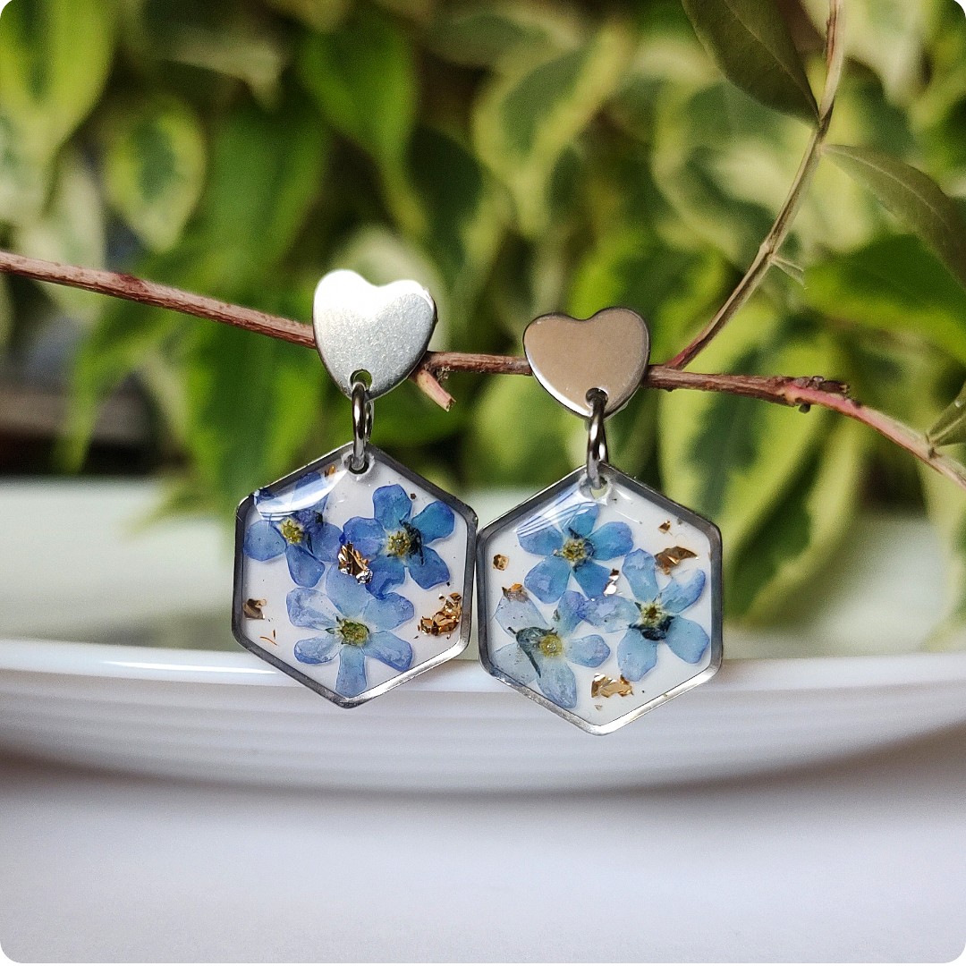 Kolczyki heksagony z niezapominajkami - obrazek 2