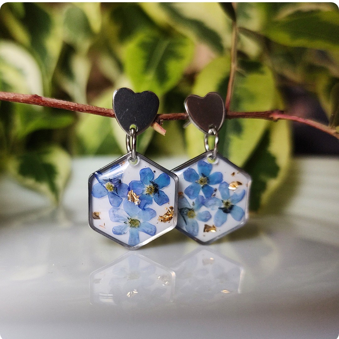 Kolczyki heksagony z niezapominajkami - obrazek 3