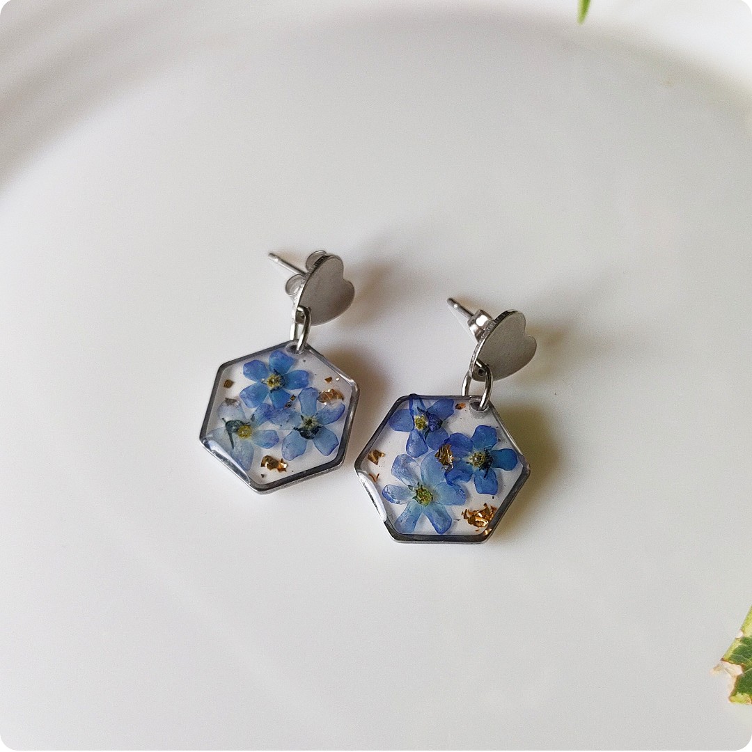 Kolczyki heksagony z niezapominajkami - obrazek 4