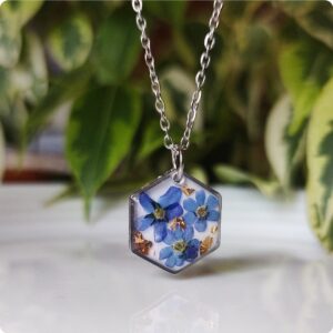 Naszyjnik heksagon z niezapominajkami