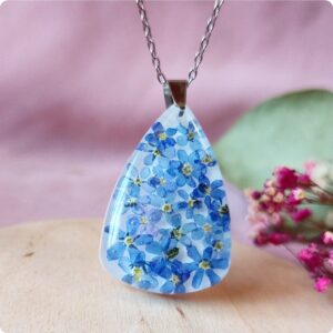 Naszyjnik z niezapominajkami na białym tle