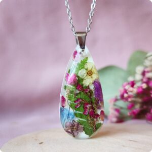 Naszyjnik z kwiatami na białym tle