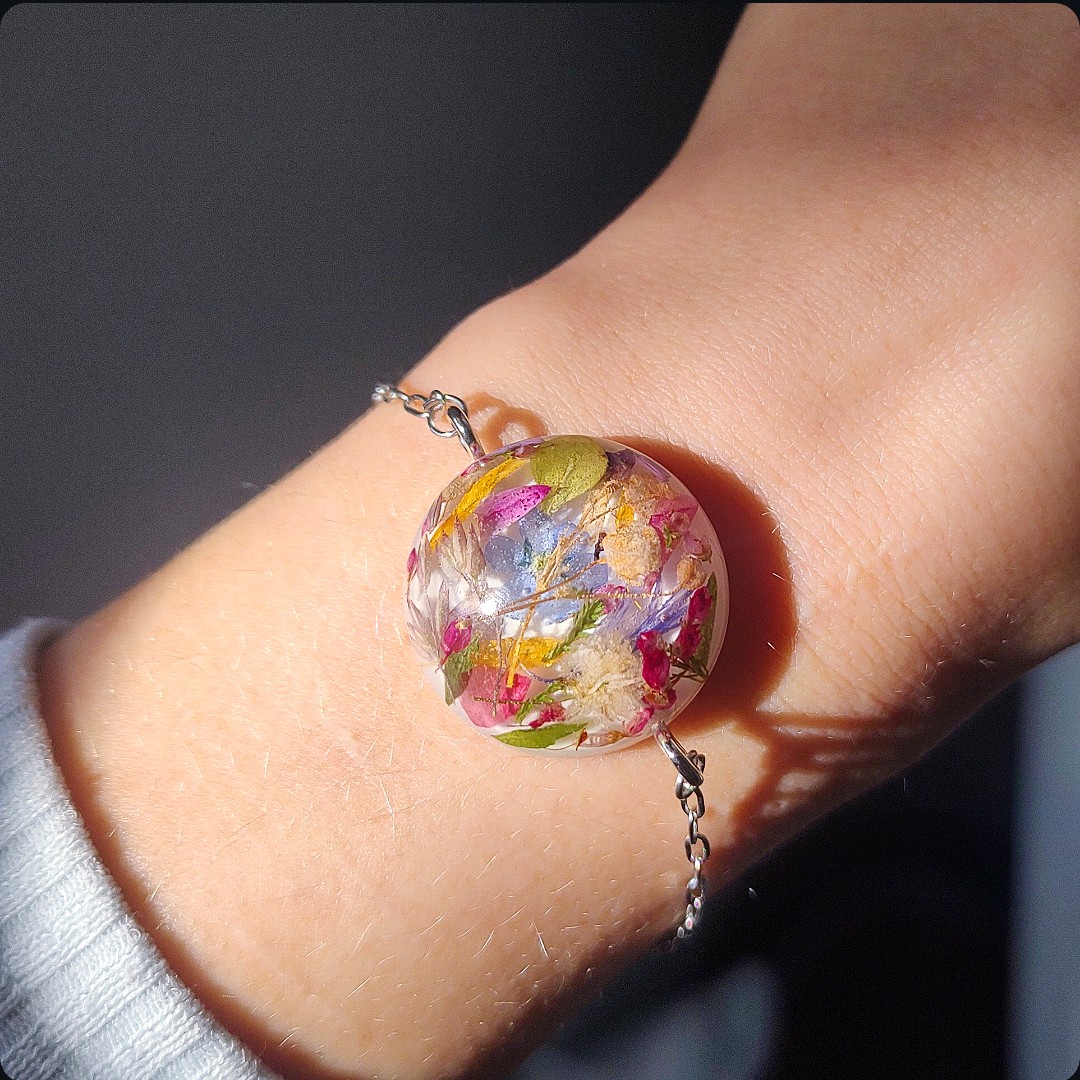 Bransoletka z kwiatami na białym tle