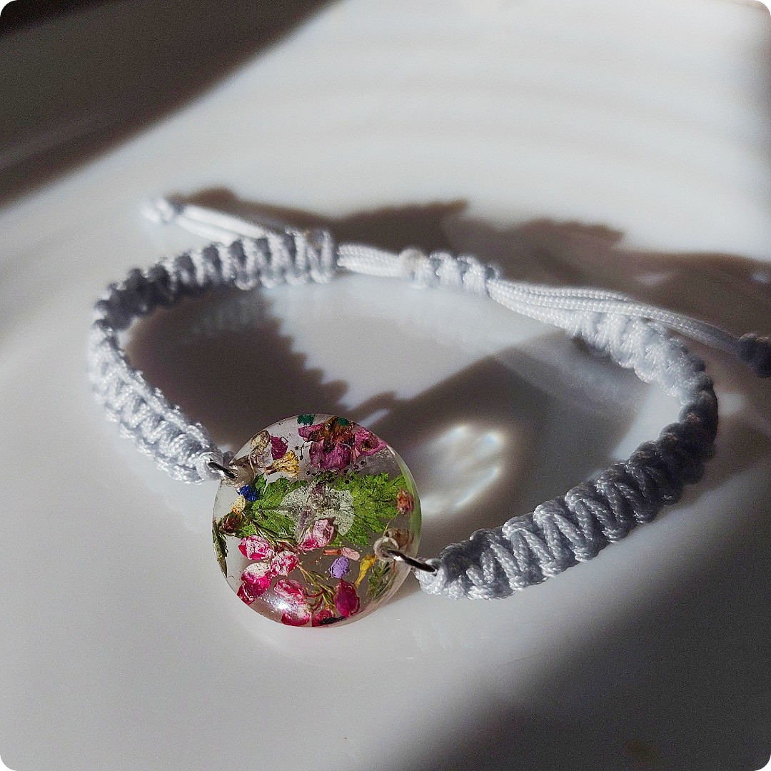 Bransoletka z kwiatami na sznurku - obrazek 2