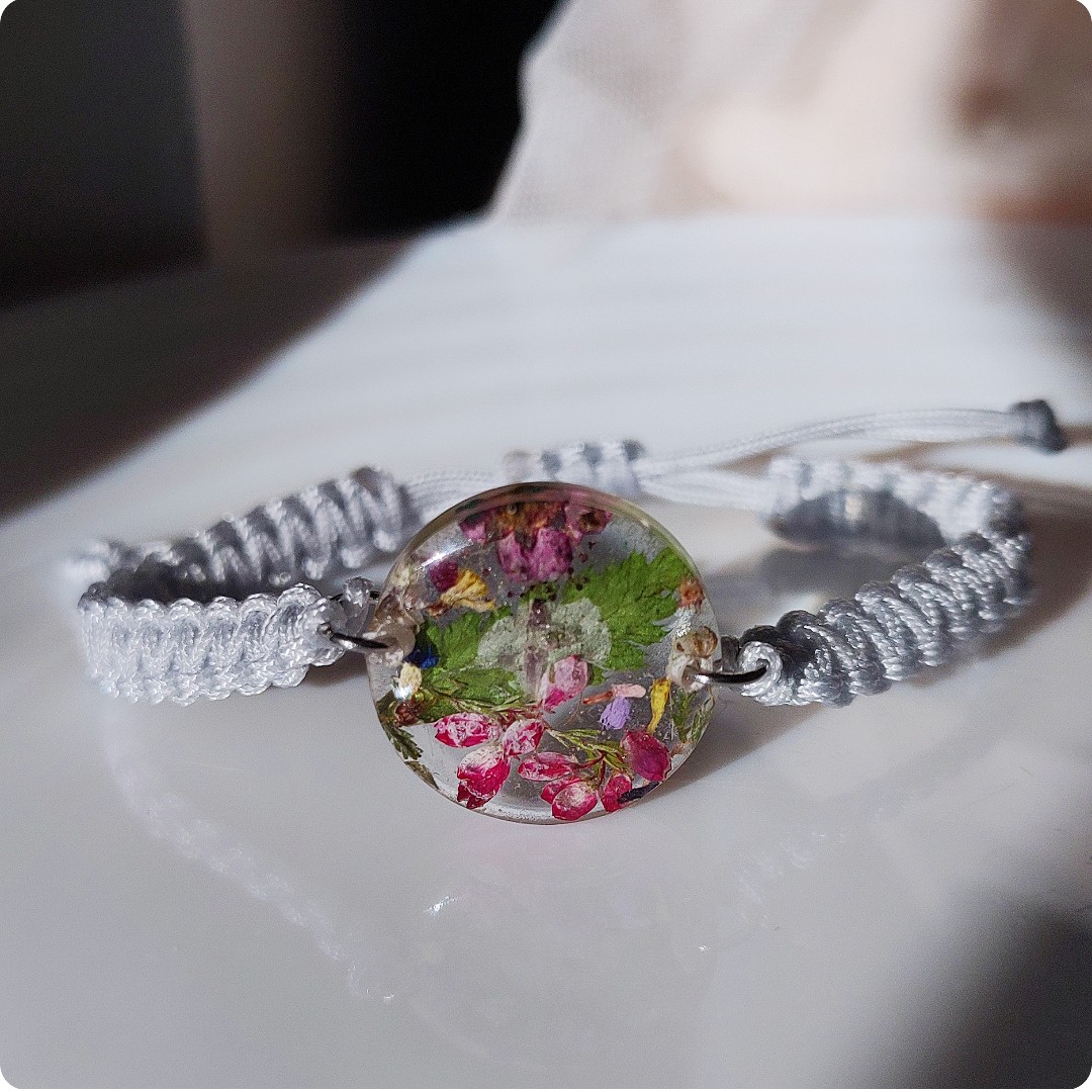 Bransoletka z kwiatami na sznurku - obrazek 5