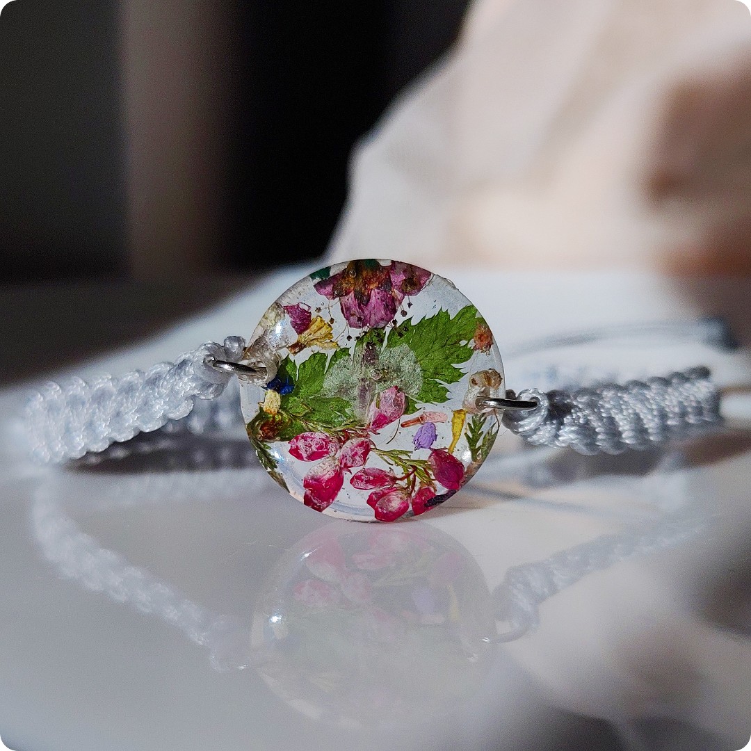 Bransoletka z kwiatami na sznurku