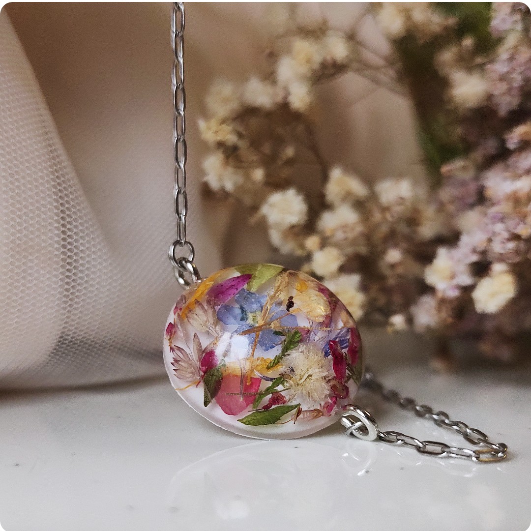 Bransoletka z kwiatami na białym tle - obrazek 3