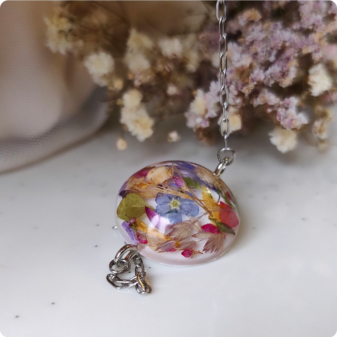 Bransoletka z kwiatami na białym tle - obrazek 4