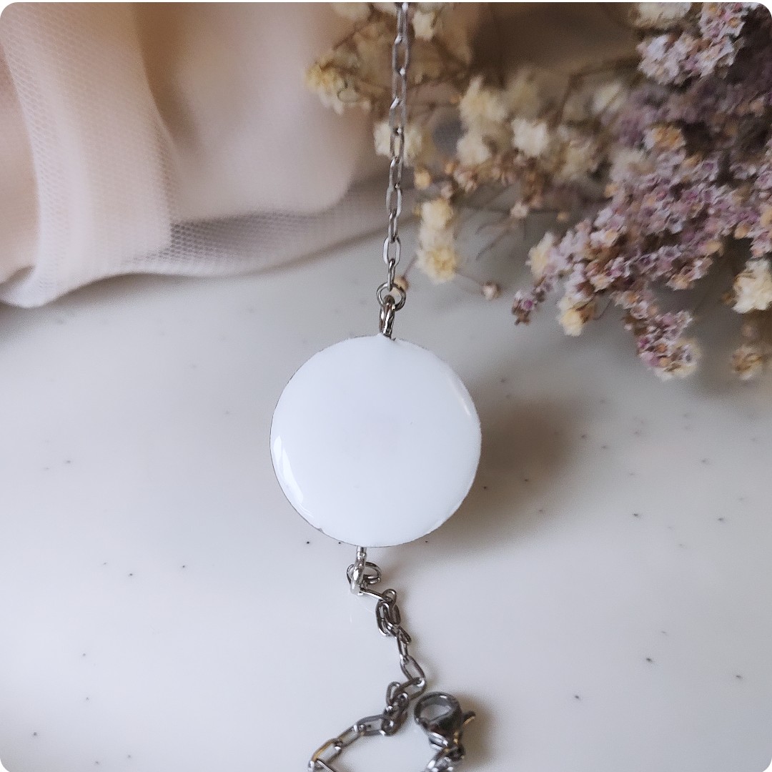 Bransoletka z kwiatami na białym tle - obrazek 5