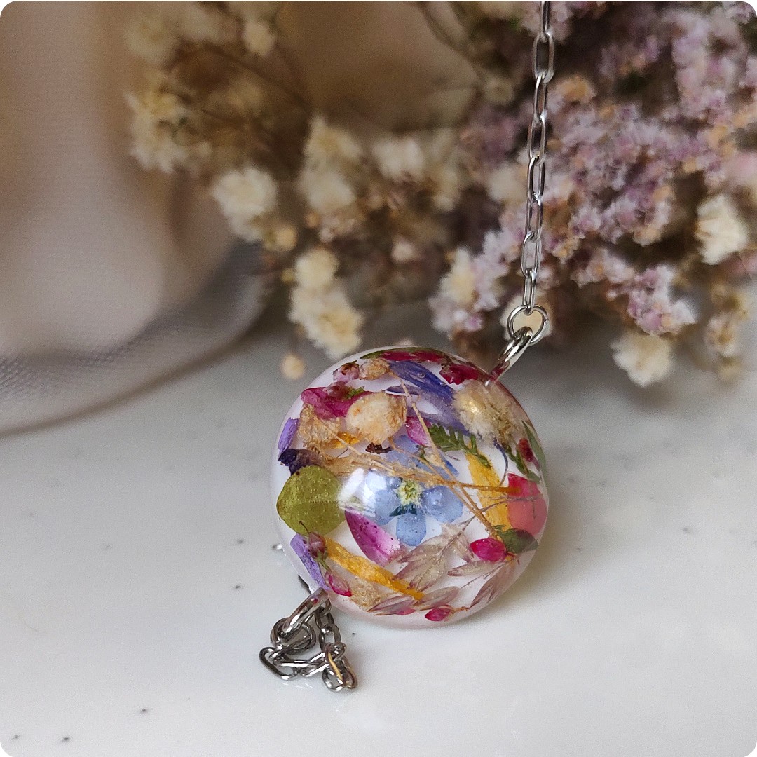 Bransoletka z kwiatami na białym tle - obrazek 6