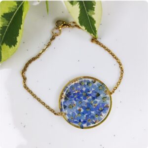 Bransoletka z niezapominajkami i płatkami złota