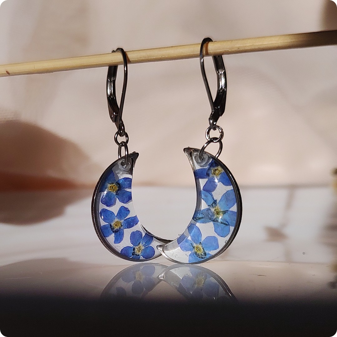 Kolczyki księżyce z niezapominajkami