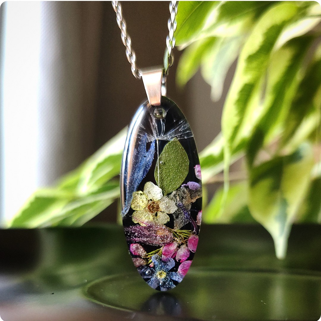 Naszyjnik z kwiatami na czarnym tle - obrazek 2