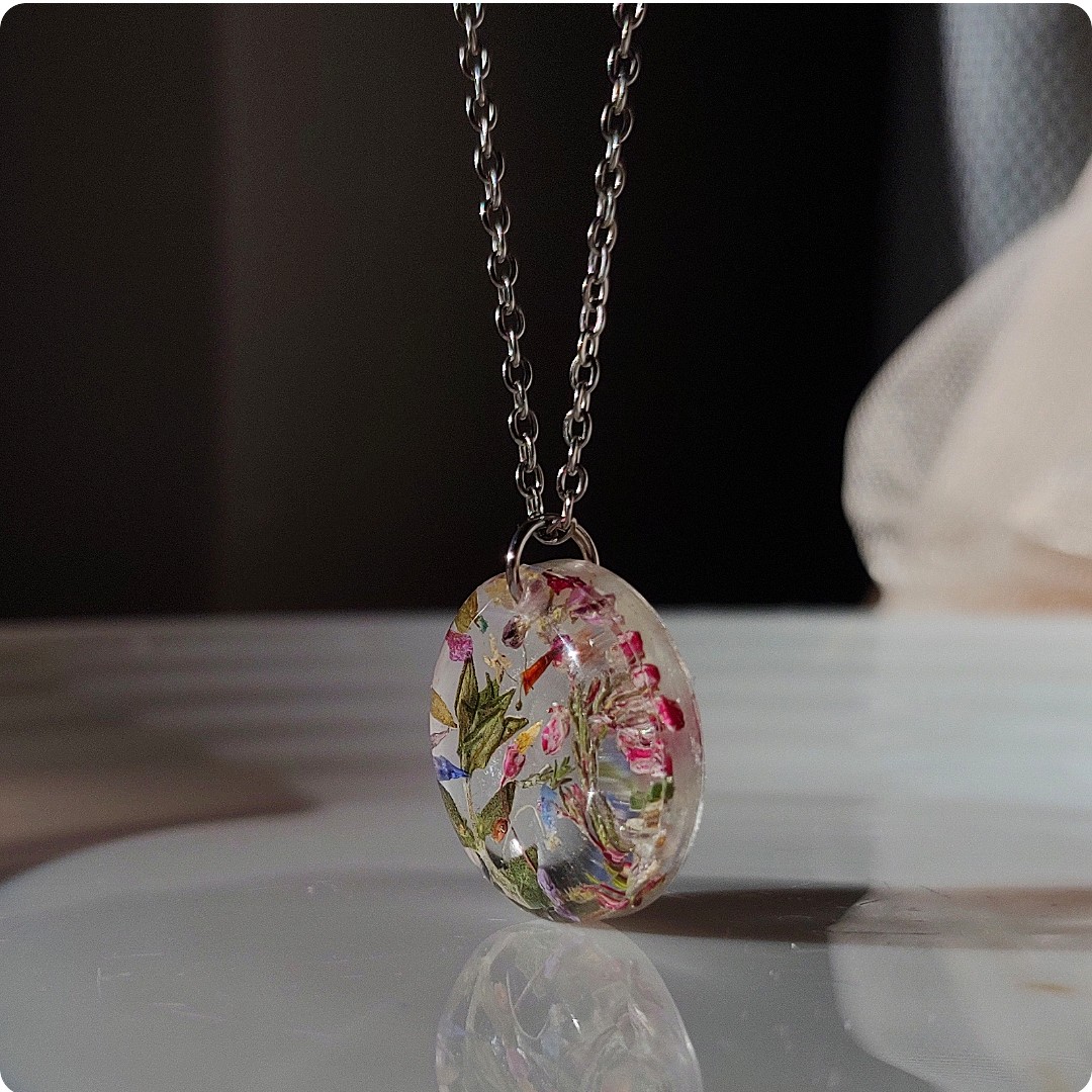 Okrągły naszyjnik z kwiatami - obrazek 2