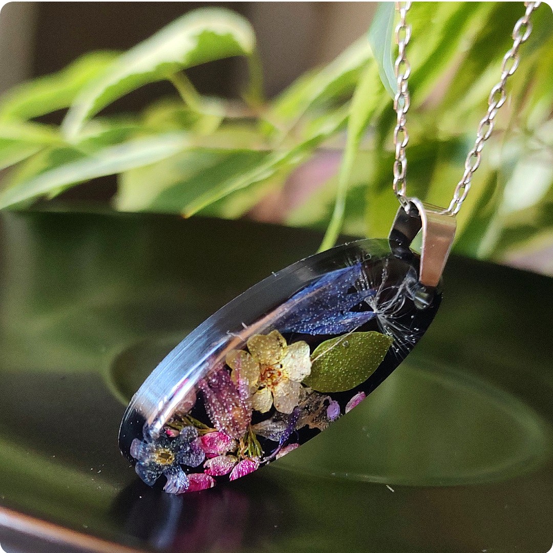 Naszyjnik z kwiatami na czarnym tle - obrazek 3