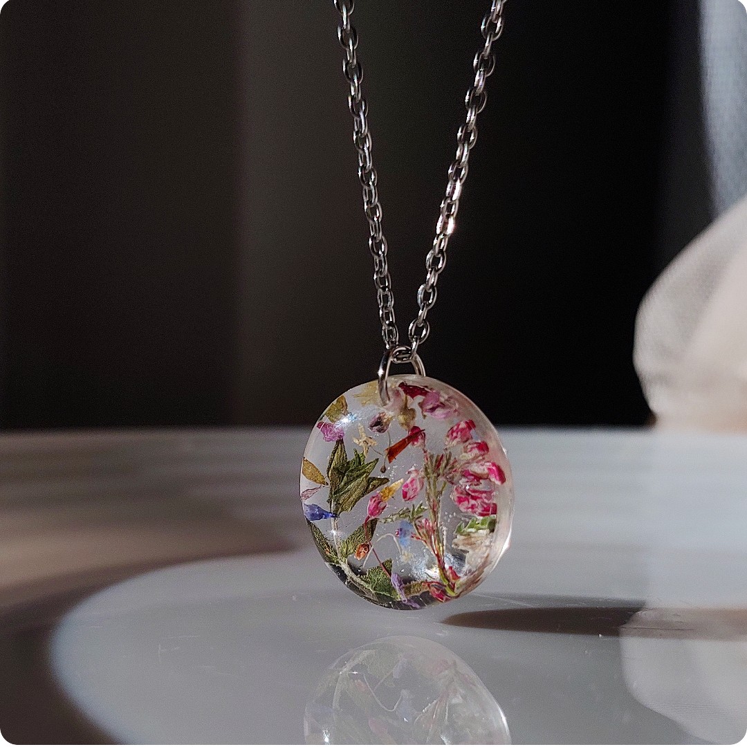 Okrągły naszyjnik z kwiatami - obrazek 3