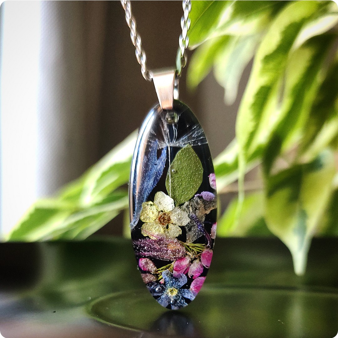 Naszyjnik z kwiatami na czarnym tle - obrazek 4