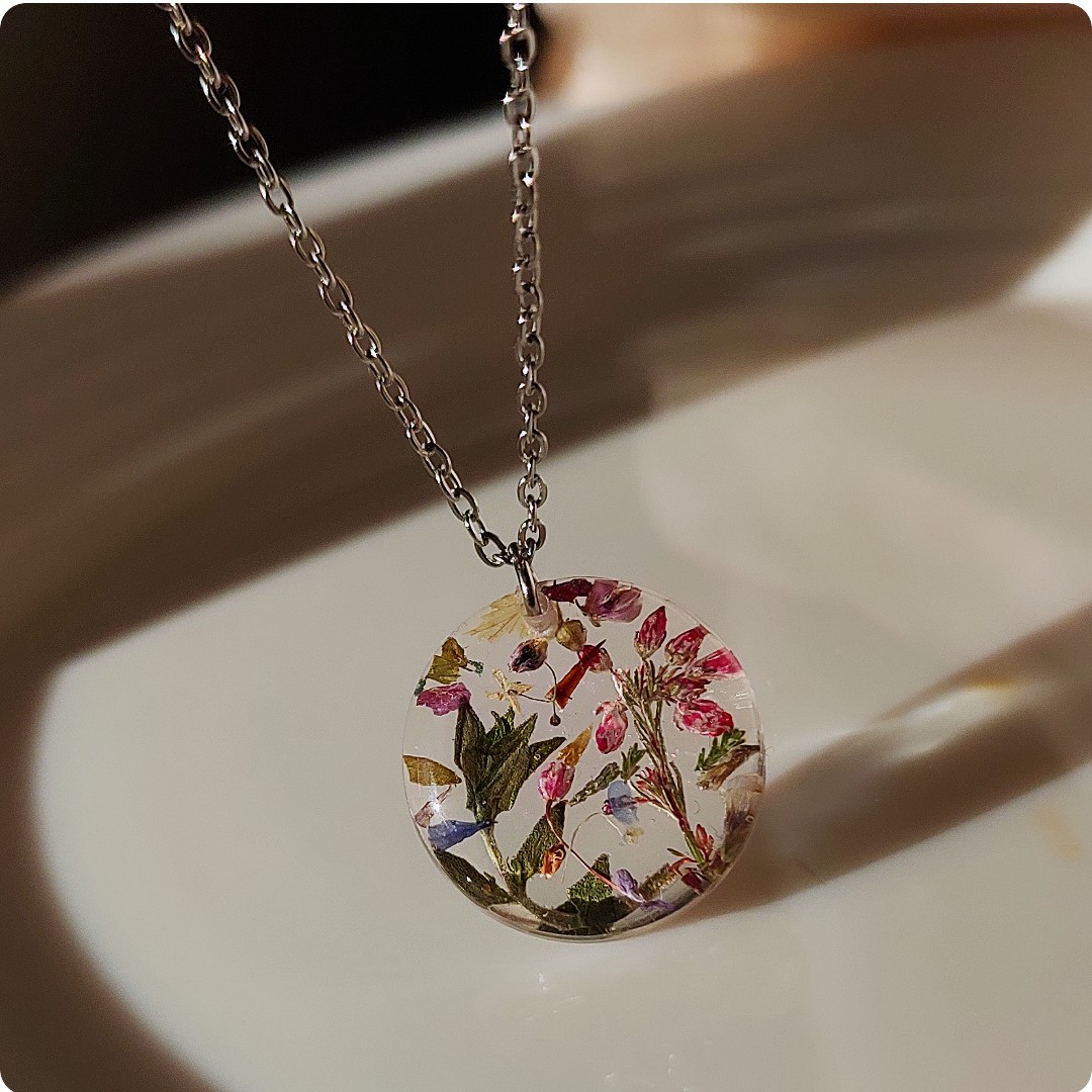 Okrągły naszyjnik z kwiatami - obrazek 4