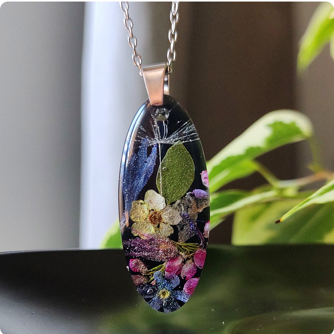 Naszyjnik z kwiatami na czarnym tle