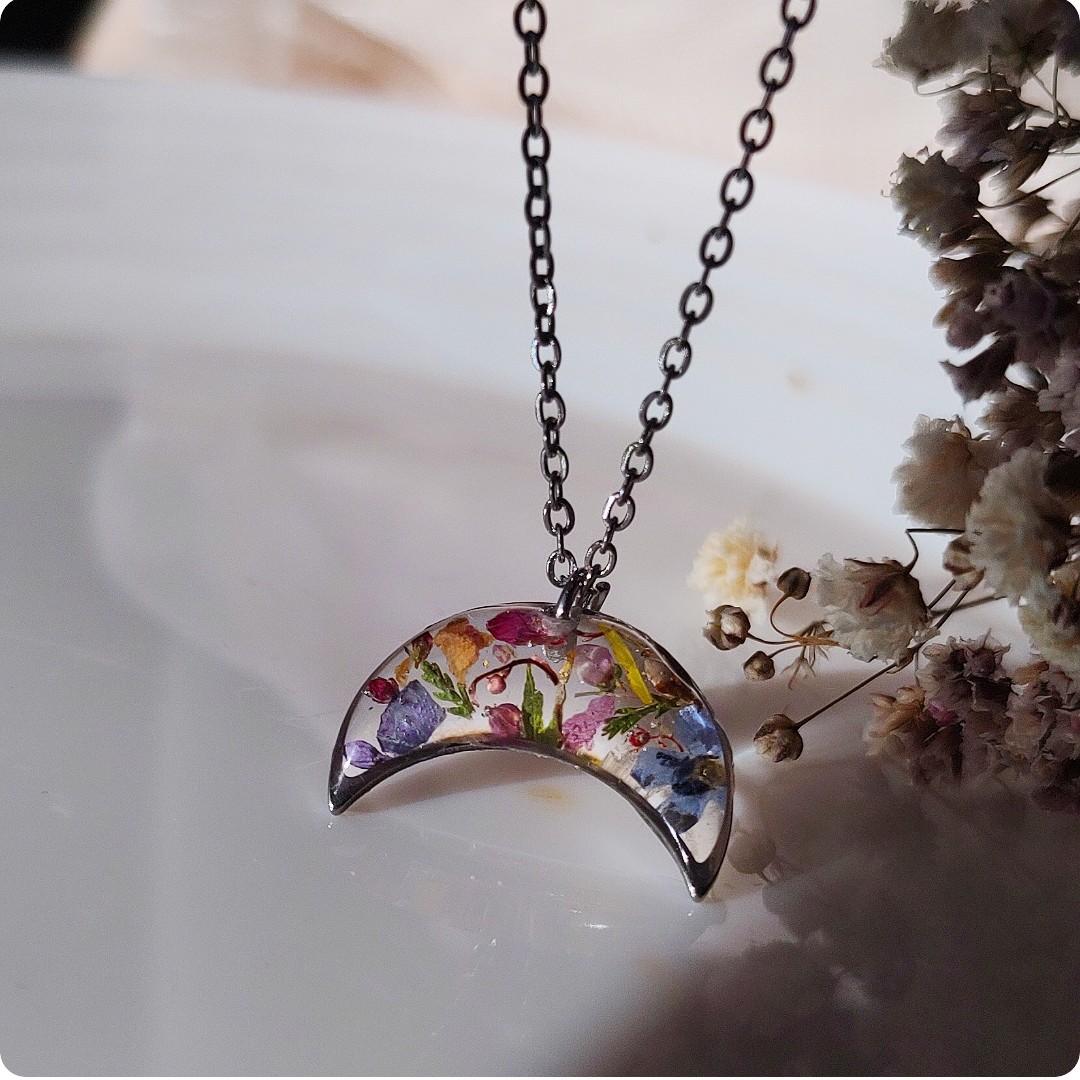 Naszyjnik lunula z kwiatami - obrazek 2