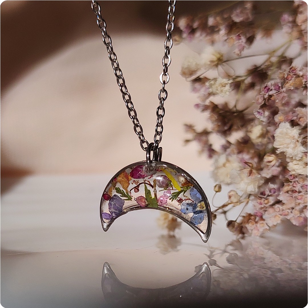 Naszyjnik lunula z kwiatami - obrazek 3