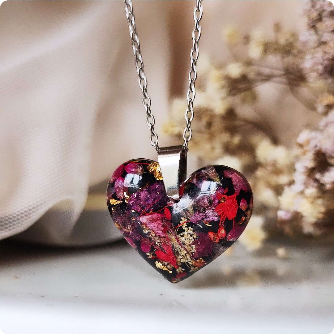 Naszyjnik serce z czerwonymi kwiatami - obrazek 2