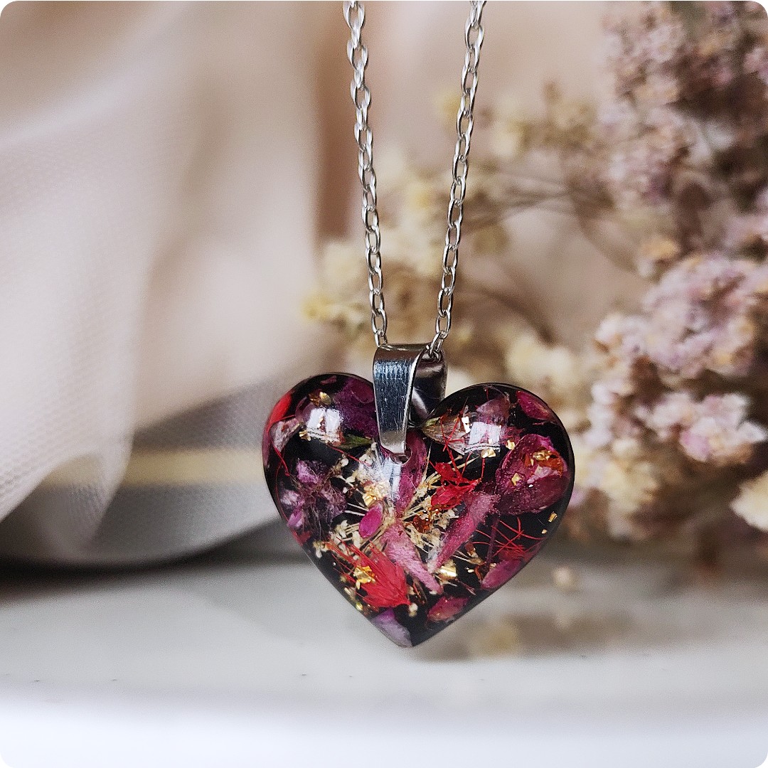 Naszyjnik serce z czerwonymi kwiatami - obrazek 3