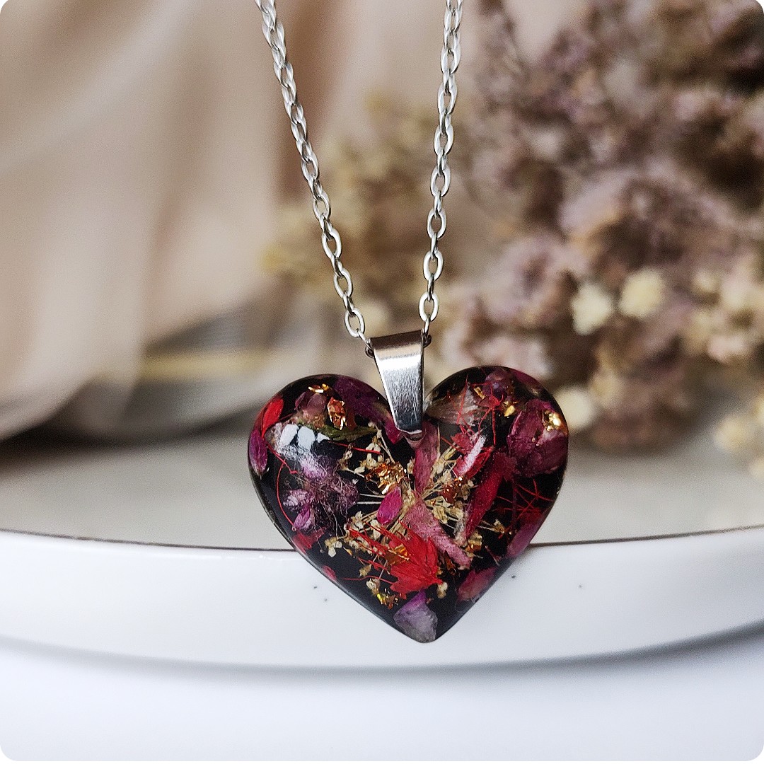 Naszyjnik serce z czerwonymi kwiatami - obrazek 4