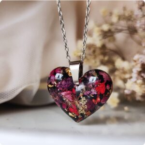 Naszyjnik serce z czerwonymi kwiatami