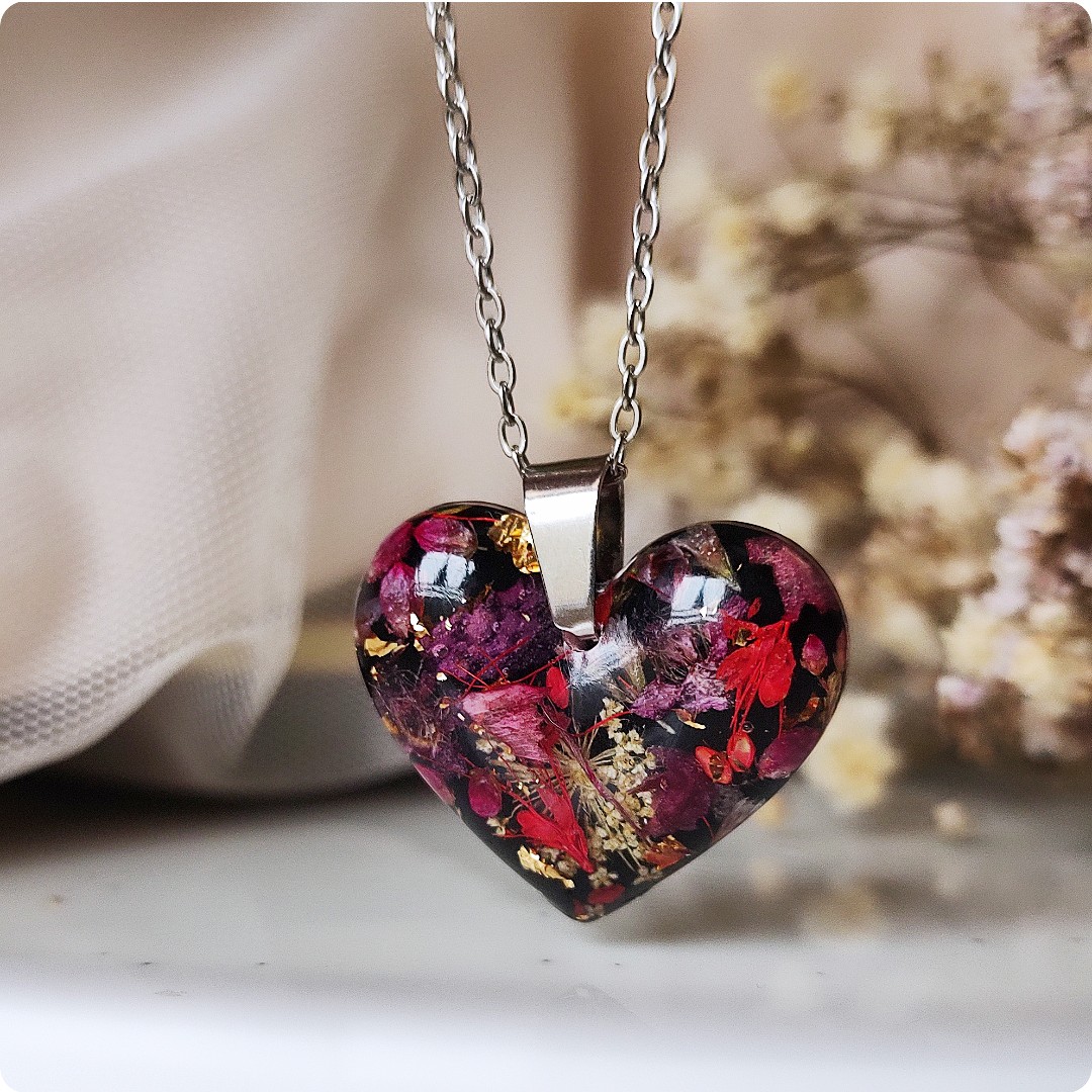 Naszyjnik serce z czerwonymi kwiatami