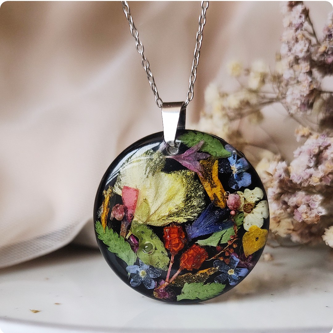Okrągły naszyjnik z kwiatami - obrazek 2