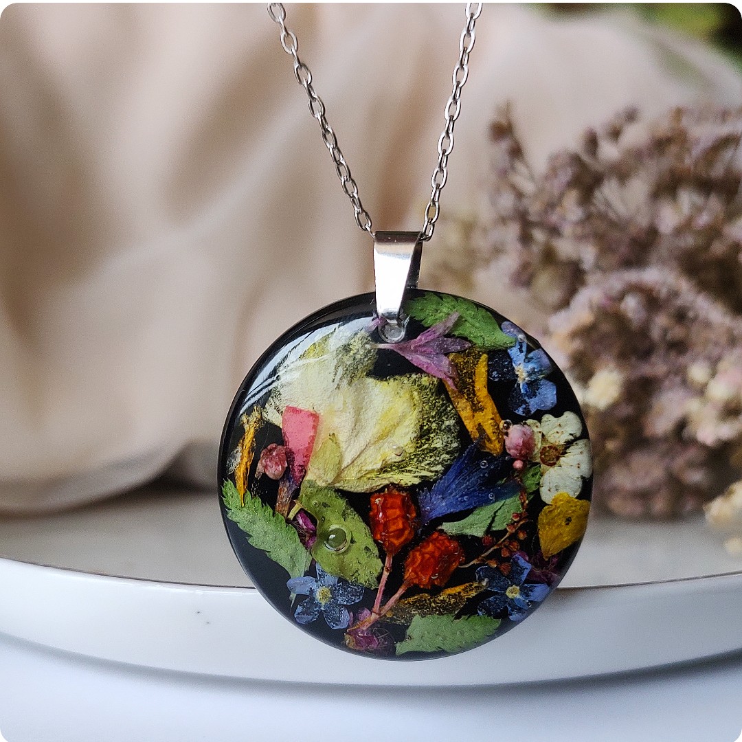 Okrągły naszyjnik z kwiatami - obrazek 3