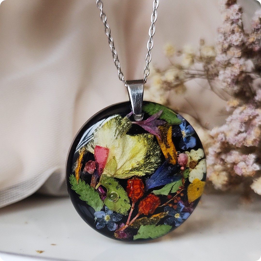 Okrągły naszyjnik z kwiatami - obrazek 4